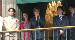 Histórico encuentro en el Zócalo: BTS y Sheinbaum saludan desde Palacio Nacional