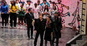 Claudia Sheinbaum y U2 se reúnen en la Asamblea de la Copa Mundial de Niños de la Calle