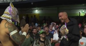 J Balvin sorprende en el ring junto a Esfinge en función de lucha libre de la Arena Coliseo