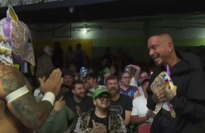 J Balvin sorprende en el ring junto a Esfinge en función de lucha libre de la Arena Coliseo