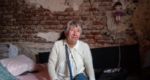 Vinculan a proceso a adulta mayor por negarse a entregar su vivienda a inmobiliaria