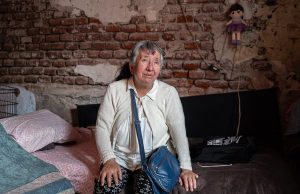 Vinculan a proceso a adulta mayor por negarse a entregar su vivienda a inmobiliaria