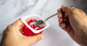 México avanza hacia la prohibición del colorante Rojo Número Tres en alimentos y bebidas