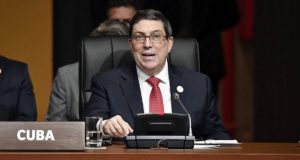 Cuba rechaza negociar su sistema político con EU pese a amenazas de intervención
