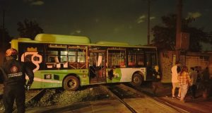 Tren impacta camión urbano en Monterrey y deja 11 pasajeros heridos
