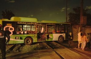 Tren impacta camión urbano en Monterrey y deja 11 pasajeros heridos