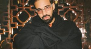 Drake sacude la industria musical con el lanzamiento simultáneo de tres álbumes