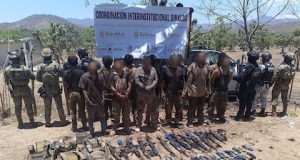 Fuerzas federales capturan a 13 presuntos integrantes de “Los Chapitos” en Sinaloa