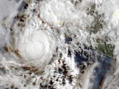 El Servicio Meteorológico Nacional monitorea una zona de baja presión con un 60 por ciento de probabilidad de desarrollo ciclónico. El Servicio Meteorológico Nacional (SMN) y las autoridades de Protección Civil emitieron un aviso de vigilancia ante el posible nacimiento de “Amanda”, el cual se convertiría en el primer ciclón tropical de la temporada de huracanes 2026 en el océano Pacífico. Los reportes meteorológicos oficiales detallan que el sistema actualmente se mantiene como una zona de inestabilidad atmosférica mar adentro, alimentada por las altas temperaturas de la superficie marina. Sin embargo, los modelos predictivos han identificado que el fenómeno cuenta con un 60 por ciento de probabilidad de alcanzar la categoría de tormenta tropical durante la primera semana de junio. Aunque las autoridades precisaron que aún es prematuro determinar si el meteoro tendrá un impacto terrestre directo sobre la República Mexicana, su amplia circulación y el desplazamiento lento ya comienzan a modificar las condiciones climáticas en las regiones costeras del sur y el occidente del país. Se anticipa que las extensas bandas nubosas del sistema comiencen a inyectar altos niveles de humedad hacia el territorio nacional de forma paulatina. Dicha interacción atmosférica favorecerá el desarrollo de tormentas intensas, lluvias torrenciales acompañadas de actividad eléctrica, oleaje elevado y rachas de viento considerables. Ante este panorama, estados como Oaxaca, Guerrero, Michoacán, Colima y Jalisco se mantienen bajo un constante monitoreo preventivo debido a su exposición histórica a esta clase de fenómenos. Las delegaciones estatales de Protección Civil hicieron un llamado urgente a la población de estas demarcaciones y a la navegación marítima a no bajar la guardia e iniciar con los preparativos pertinentes, tales como ubicar los refugios temporales y asegurar ventanas y azoteas. Se espera que la temporada de este año sea especialmente activa en el Pacífico, con un pronóstico estimado de entre 18 y 21 sistemas con nombre.
