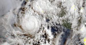 El Servicio Meteorológico Nacional monitorea una zona de baja presión con un 60 por ciento de probabilidad de desarrollo ciclónico. El Servicio Meteorológico Nacional (SMN) y las autoridades de Protección Civil emitieron un aviso de vigilancia ante el posible nacimiento de “Amanda”, el cual se convertiría en el primer ciclón tropical de la temporada de huracanes 2026 en el océano Pacífico. Los reportes meteorológicos oficiales detallan que el sistema actualmente se mantiene como una zona de inestabilidad atmosférica mar adentro, alimentada por las altas temperaturas de la superficie marina. Sin embargo, los modelos predictivos han identificado que el fenómeno cuenta con un 60 por ciento de probabilidad de alcanzar la categoría de tormenta tropical durante la primera semana de junio. Aunque las autoridades precisaron que aún es prematuro determinar si el meteoro tendrá un impacto terrestre directo sobre la República Mexicana, su amplia circulación y el desplazamiento lento ya comienzan a modificar las condiciones climáticas en las regiones costeras del sur y el occidente del país. Se anticipa que las extensas bandas nubosas del sistema comiencen a inyectar altos niveles de humedad hacia el territorio nacional de forma paulatina. Dicha interacción atmosférica favorecerá el desarrollo de tormentas intensas, lluvias torrenciales acompañadas de actividad eléctrica, oleaje elevado y rachas de viento considerables. Ante este panorama, estados como Oaxaca, Guerrero, Michoacán, Colima y Jalisco se mantienen bajo un constante monitoreo preventivo debido a su exposición histórica a esta clase de fenómenos. Las delegaciones estatales de Protección Civil hicieron un llamado urgente a la población de estas demarcaciones y a la navegación marítima a no bajar la guardia e iniciar con los preparativos pertinentes, tales como ubicar los refugios temporales y asegurar ventanas y azoteas. Se espera que la temporada de este año sea especialmente activa en el Pacífico, con un pronóstico estimado de entre 18 y 21 sistemas con nombre.