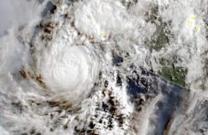 El Servicio Meteorológico Nacional monitorea una zona de baja presión con un 60 por ciento de probabilidad de desarrollo ciclónico. El Servicio Meteorológico Nacional (SMN) y las autoridades de Protección Civil emitieron un aviso de vigilancia ante el posible nacimiento de “Amanda”, el cual se convertiría en el primer ciclón tropical de la temporada de huracanes 2026 en el océano Pacífico. Los reportes meteorológicos oficiales detallan que el sistema actualmente se mantiene como una zona de inestabilidad atmosférica mar adentro, alimentada por las altas temperaturas de la superficie marina. Sin embargo, los modelos predictivos han identificado que el fenómeno cuenta con un 60 por ciento de probabilidad de alcanzar la categoría de tormenta tropical durante la primera semana de junio. Aunque las autoridades precisaron que aún es prematuro determinar si el meteoro tendrá un impacto terrestre directo sobre la República Mexicana, su amplia circulación y el desplazamiento lento ya comienzan a modificar las condiciones climáticas en las regiones costeras del sur y el occidente del país. Se anticipa que las extensas bandas nubosas del sistema comiencen a inyectar altos niveles de humedad hacia el territorio nacional de forma paulatina. Dicha interacción atmosférica favorecerá el desarrollo de tormentas intensas, lluvias torrenciales acompañadas de actividad eléctrica, oleaje elevado y rachas de viento considerables. Ante este panorama, estados como Oaxaca, Guerrero, Michoacán, Colima y Jalisco se mantienen bajo un constante monitoreo preventivo debido a su exposición histórica a esta clase de fenómenos. Las delegaciones estatales de Protección Civil hicieron un llamado urgente a la población de estas demarcaciones y a la navegación marítima a no bajar la guardia e iniciar con los preparativos pertinentes, tales como ubicar los refugios temporales y asegurar ventanas y azoteas. Se espera que la temporada de este año sea especialmente activa en el Pacífico, con un pronóstico estimado de entre 18 y 21 sistemas con nombre.