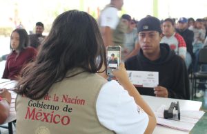 Éxito total en entrega de tarjetas a Jóvenes de Nuevo León