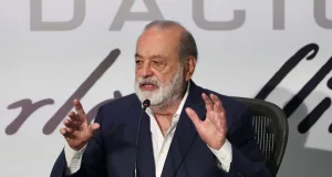Slim califica de “irracional” baja de Moody’s a México