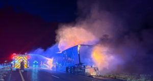 Rescate de 39 migrantes en tráiler incendiado tras evasión en Texas
