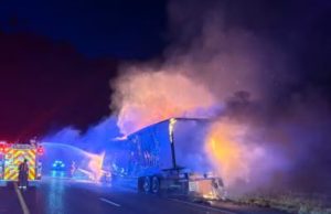 Rescate de 39 migrantes en tráiler incendiado tras evasión en Texas