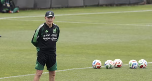 Javier Aguirre dirige con exigencia e ironía el entrenamiento del Tri