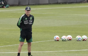 Javier Aguirre dirige con exigencia e ironía el entrenamiento del Tri