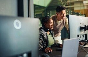 El trabajo remoto, y no la IA, es la causa del desempleo en jóvenes graduados, según la Fed de Nueva York