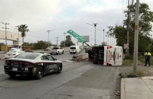 Muere chófer de Transportes Gema al volcar su camión dormido en la Carretera a Laredo