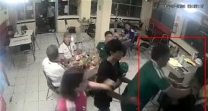 Alcalde de El Carmen se disculpa por agredir a mesero en taquería de San Pedro