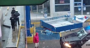 Anuncio panorámico cae sobre una mujer y le quita la vida en San Nicolás