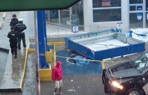 Anuncio panorámico cae sobre una mujer y le quita la vida en San Nicolás