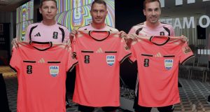 Uniformes especiales para tripleta arbitral esta noche en el juego 1000 de los Mundiales en MTY