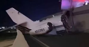 Avión de NetJets se estrella en autopista de Laredo, Texas; un muerto y cinco sobrevivientes