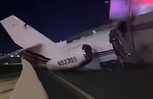 Avión de NetJets se estrella en autopista de Laredo, Texas; un muerto y cinco sobrevivientes