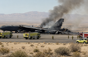 Bombardero B-52 se estrella al despegar en base militar de California