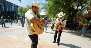 Música norteña se adueña de la celebración mundialista en Monterrey
