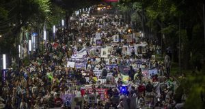Madres buscadoras bloquean puente peatonal rumbo al Estadio Ciudad de México