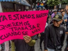 Comerciantes del Centro Histórico de CDMX derriban vallas de la CNTE