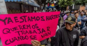 Comerciantes del Centro Histórico de CDMX derriban vallas de la CNTE