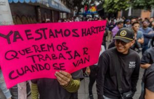 Comerciantes del Centro Histórico de CDMX derriban vallas de la CNTE