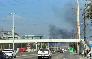 Incendio en planta de John Deere en San Pedro provoca evacuación de 300 personas