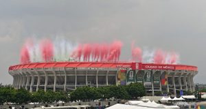 Disturbios en el Estadio Azteca: manifestantes y policías se enfrentan durante el partido inaugural