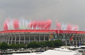 Disturbios en el Estadio Azteca: manifestantes y policías se enfrentan durante el partido inaugural