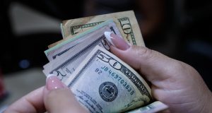 EE.UU. pide a bancos vigilar esquemas de pago a trabajadores indocumentados