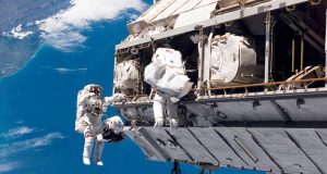 Astronautas reciben orden de prepararse para evacuar Estación Espacial Internacional
