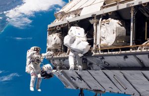 Astronautas reciben orden de prepararse para evacuar Estación Espacial Internacional