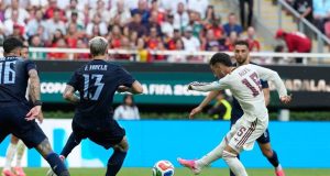 Error de Muslera sella el destino de Uruguay y España avanza primero del Grupo H