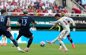 Error de Muslera sella el destino de Uruguay y España avanza primero del Grupo H