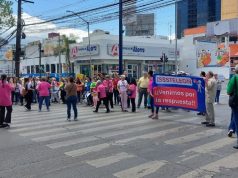 Maestros jubilados exigen al Isssteleón y bloquean avenidas en Monterrey