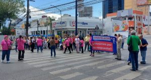 Maestros jubilados exigen al Isssteleón y bloquean avenidas en Monterrey