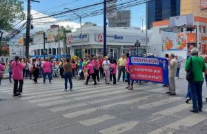 Maestros jubilados exigen al Isssteleón y bloquean avenidas en Monterrey