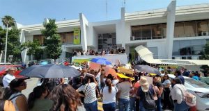 Alcalde de García lidera plantón de vecinos por falta de agua en Agua y Drenaje