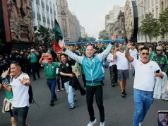 Filas kilométricas en el Zócalo para el Fan Fest del debut mundialista de México