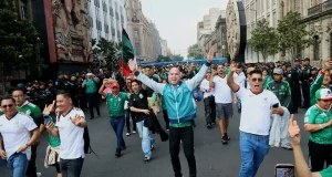 Filas kilométricas en el Zócalo para el Fan Fest del debut mundialista de México