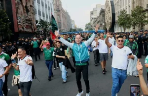 Filas kilométricas en el Zócalo para el Fan Fest del debut mundialista de México